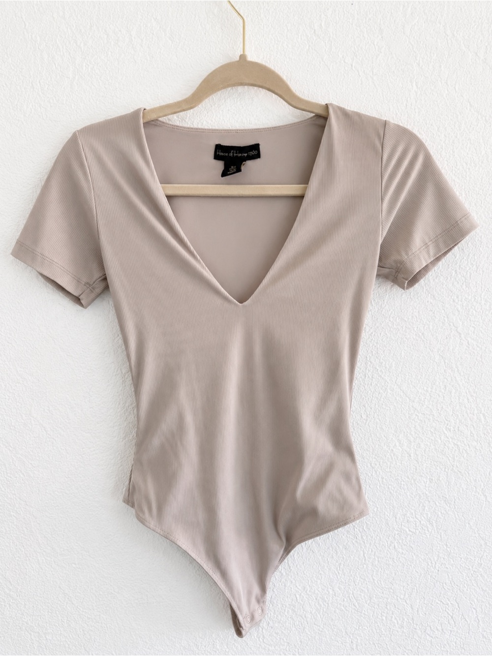 House of Harlow 1960 Taupe Ribbed V-Neck Short Sleeve Bodysuit